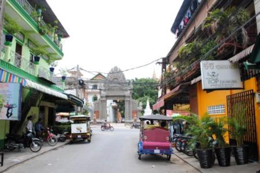 Top Banana Guesthouse & Rooftop Bar Phnom-Penh Buitenkant foto