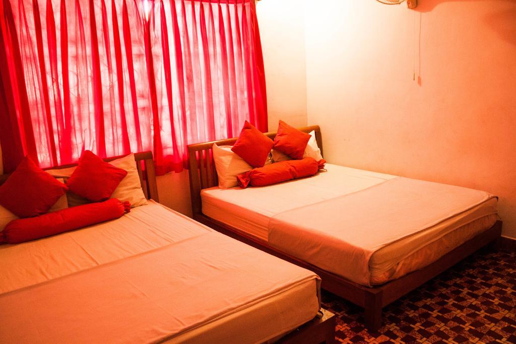 Top Banana Guesthouse & Rooftop Bar Phnom-Penh Buitenkant foto