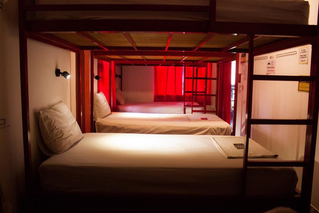 Top Banana Guesthouse & Rooftop Bar Phnom-Penh Buitenkant foto