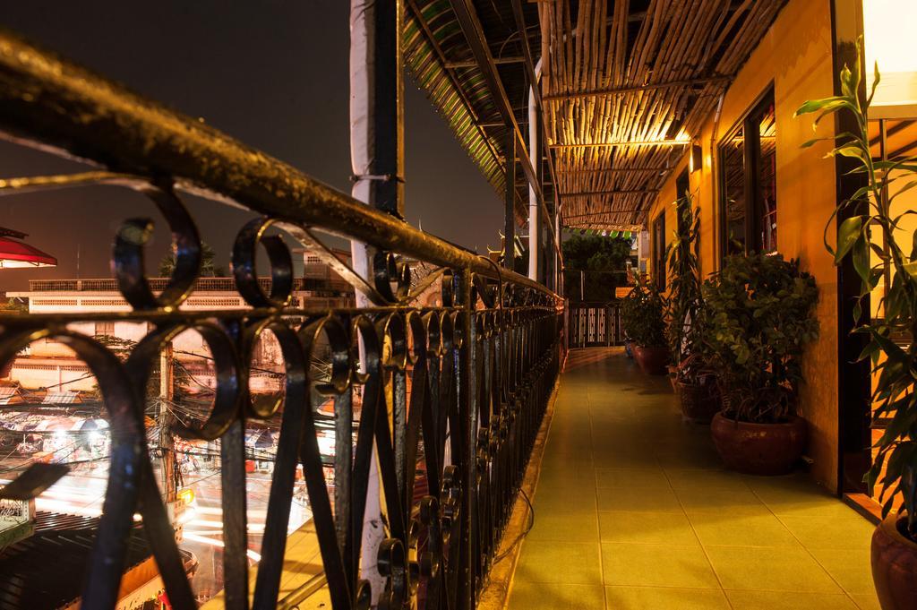 Top Banana Guesthouse & Rooftop Bar Phnom-Penh Buitenkant foto